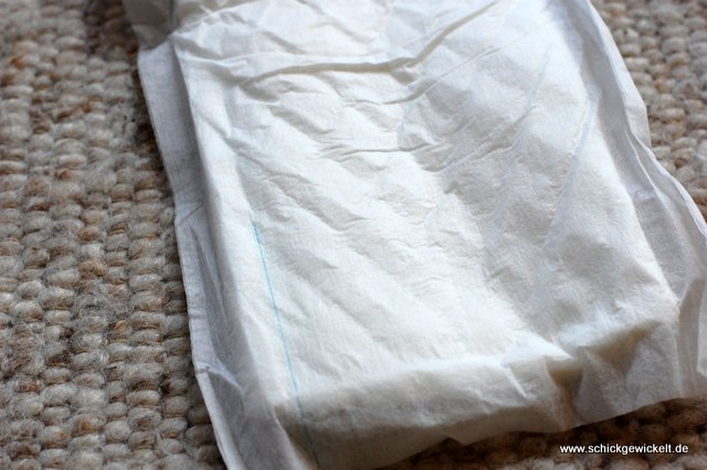 gDiaper mit blauer Reißlinie zum Öffnen und Entsorgen der benutzten Einlage